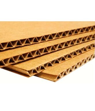 Planchas de cartón corrugado apiladas