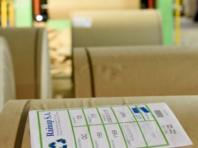 Operario controlando la línea de producción
